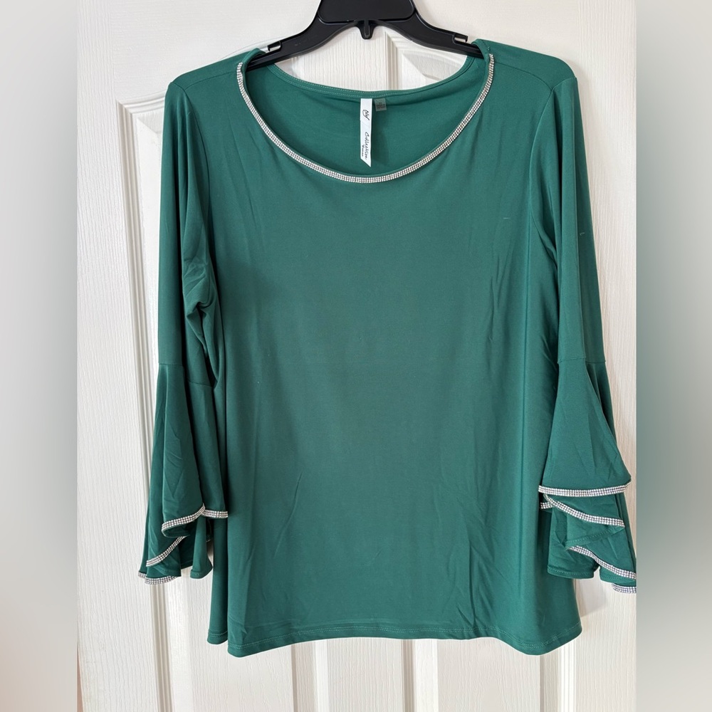 NJ Collection Ladies Green
rhinestone trim on collar & bell sleeves
Size 2X